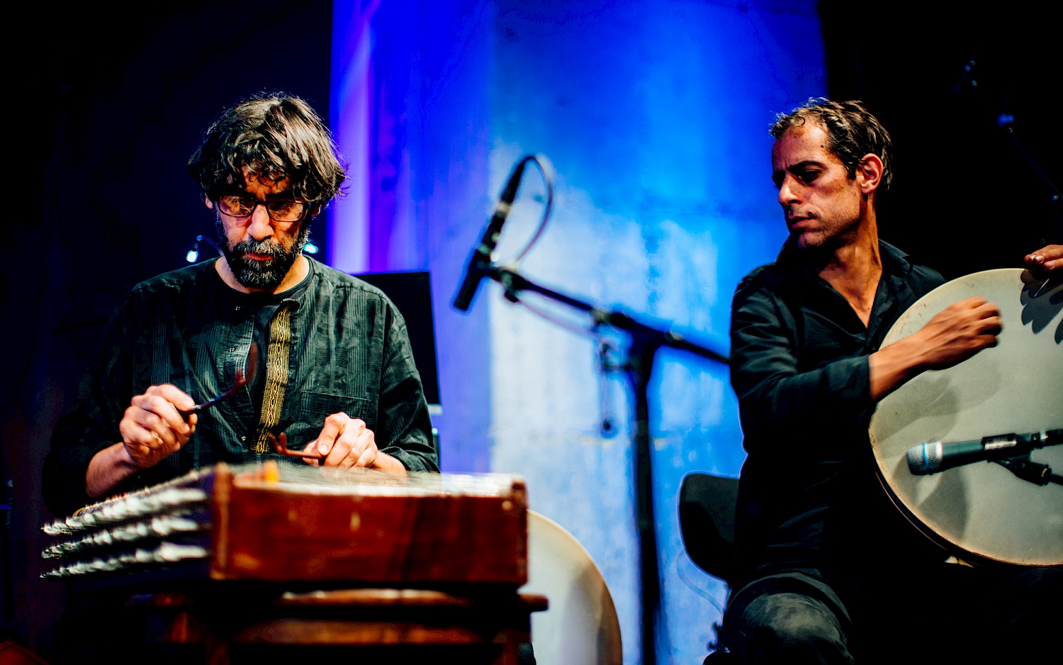 Keyvan und Bijan Chemirani mit ihren Instrumenten auf der Bühne.