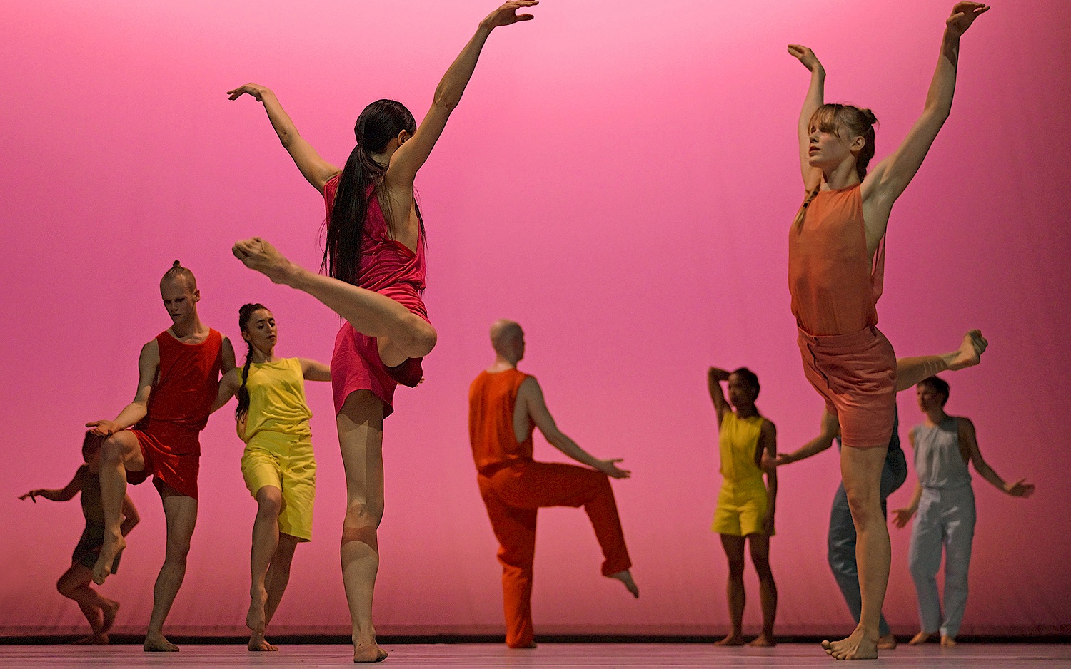 Ein gemischtes Ensemble Sasha Waltz & Guests und tanzmainz tanzen In C.