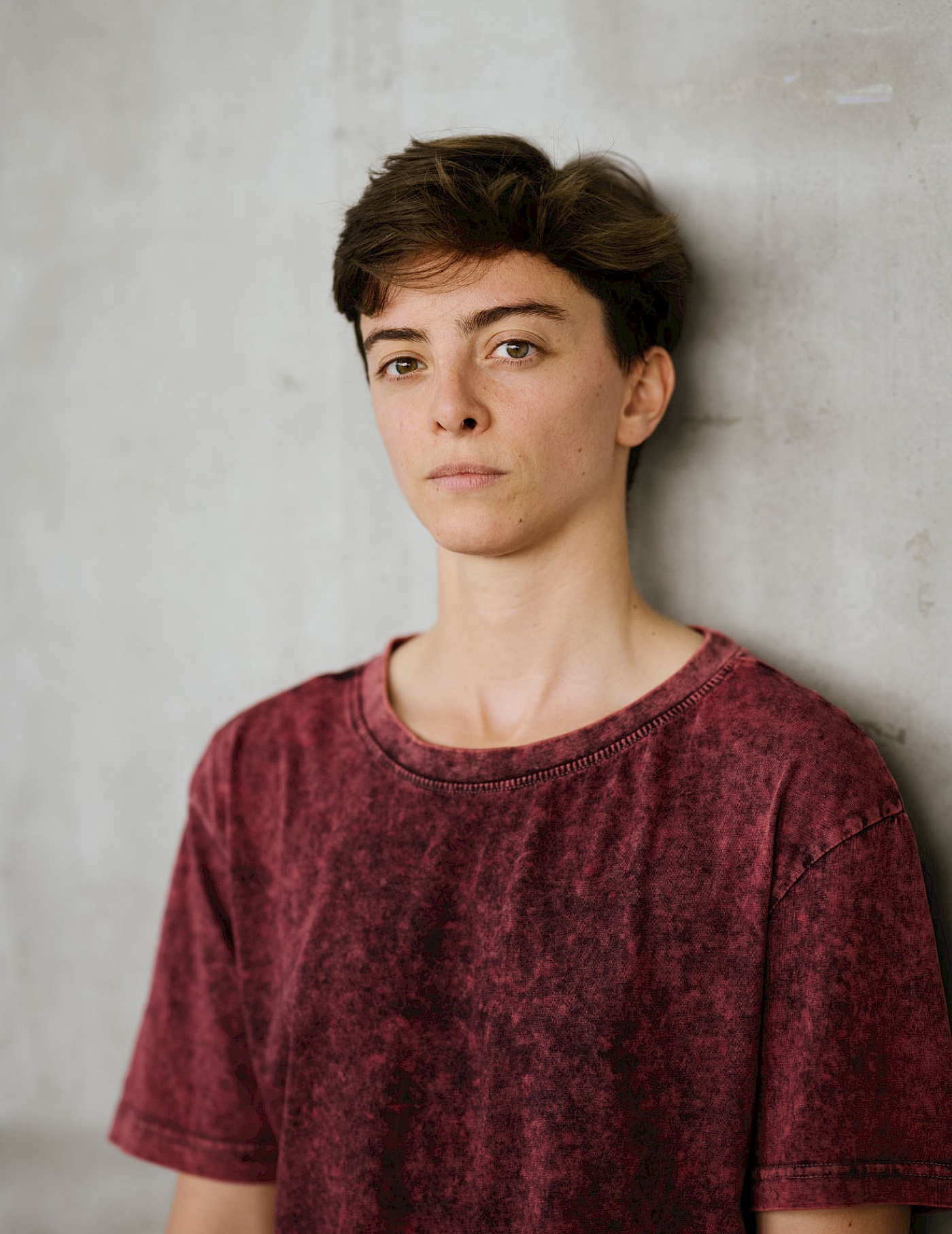 Portrait von Julia B. Laperrière mit kurzen dunklen Haaren und rotem T-Shirt.