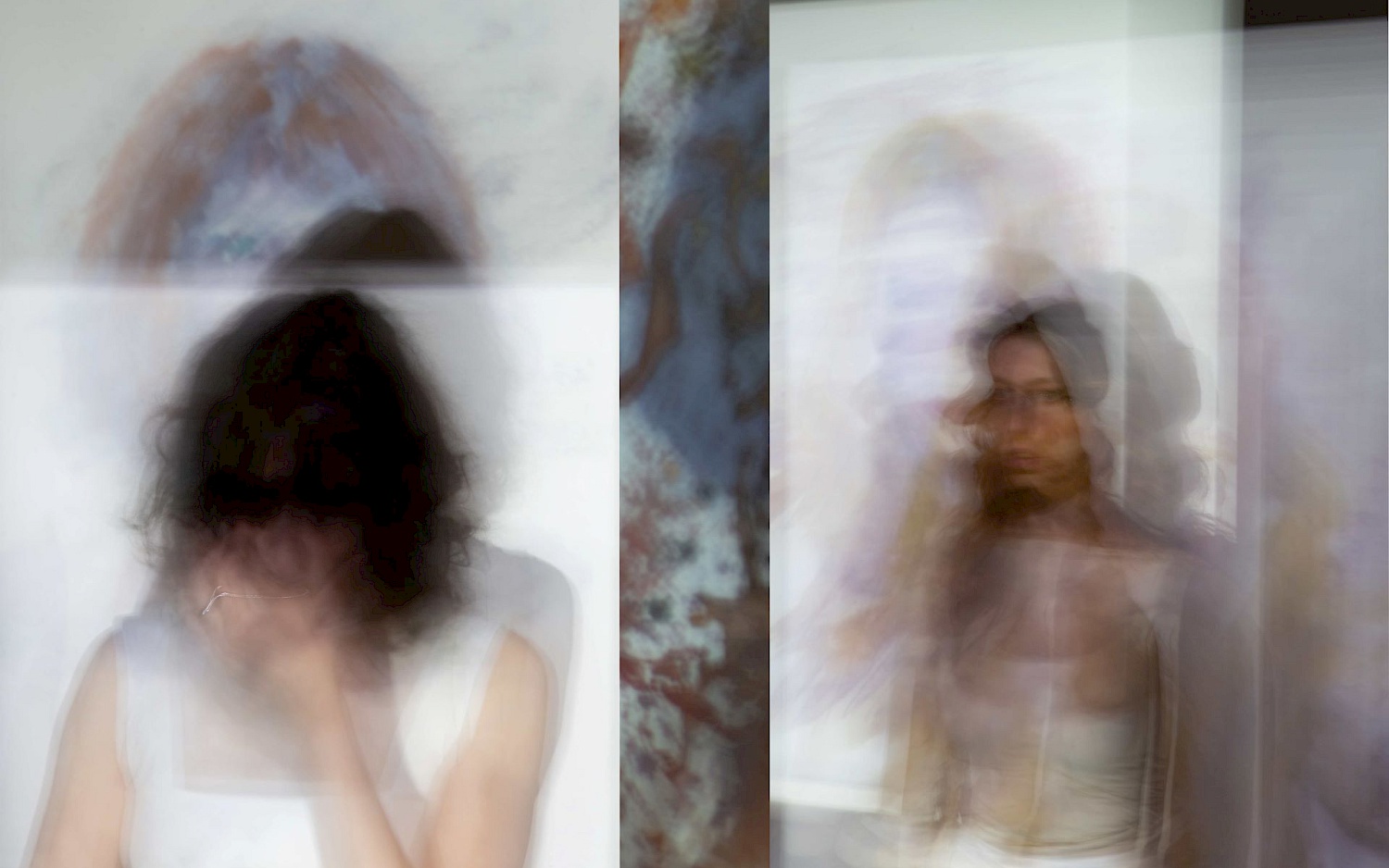 Eine Collage aus schwommenen Fotos einer Person mit dunklen Locken und weißer Kleidung.
