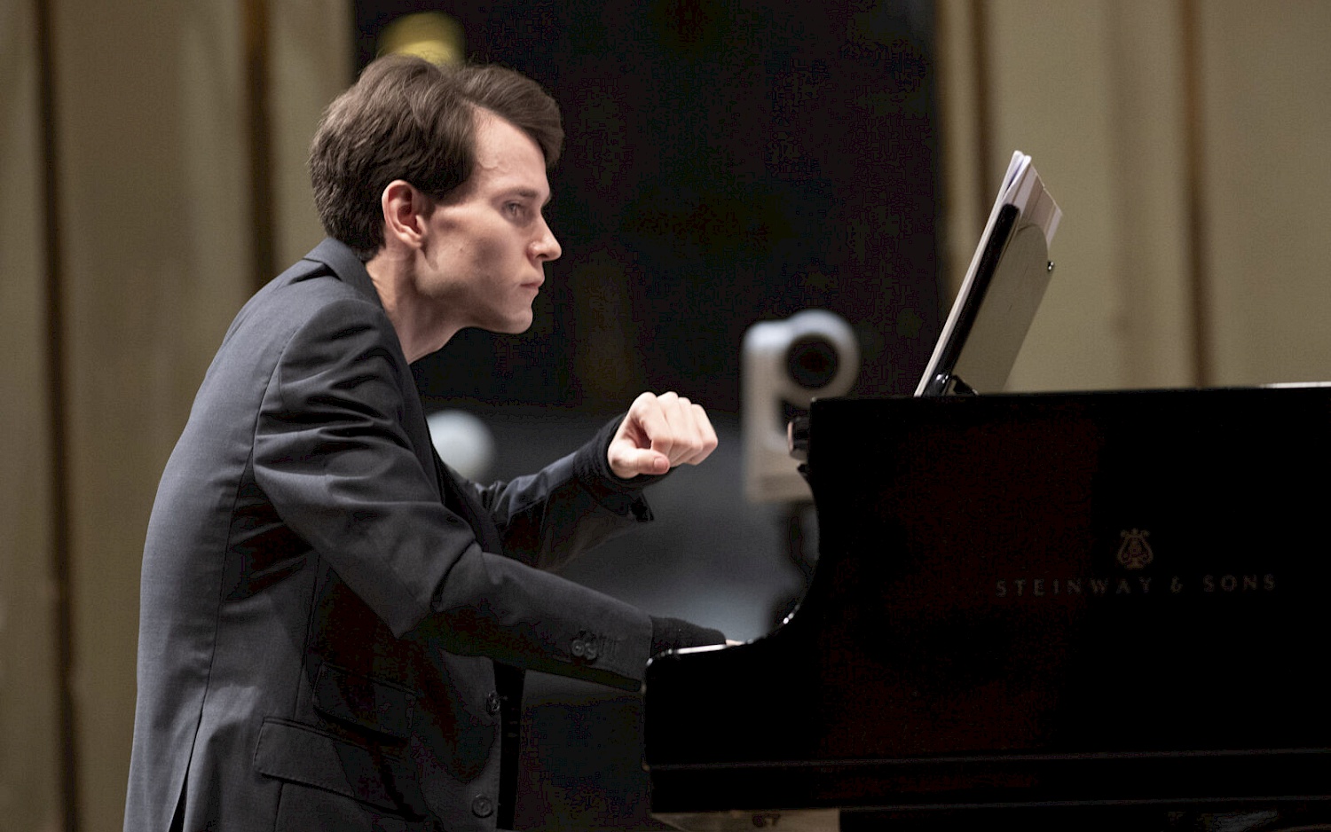 Dmitry Batalov spielt Flügel