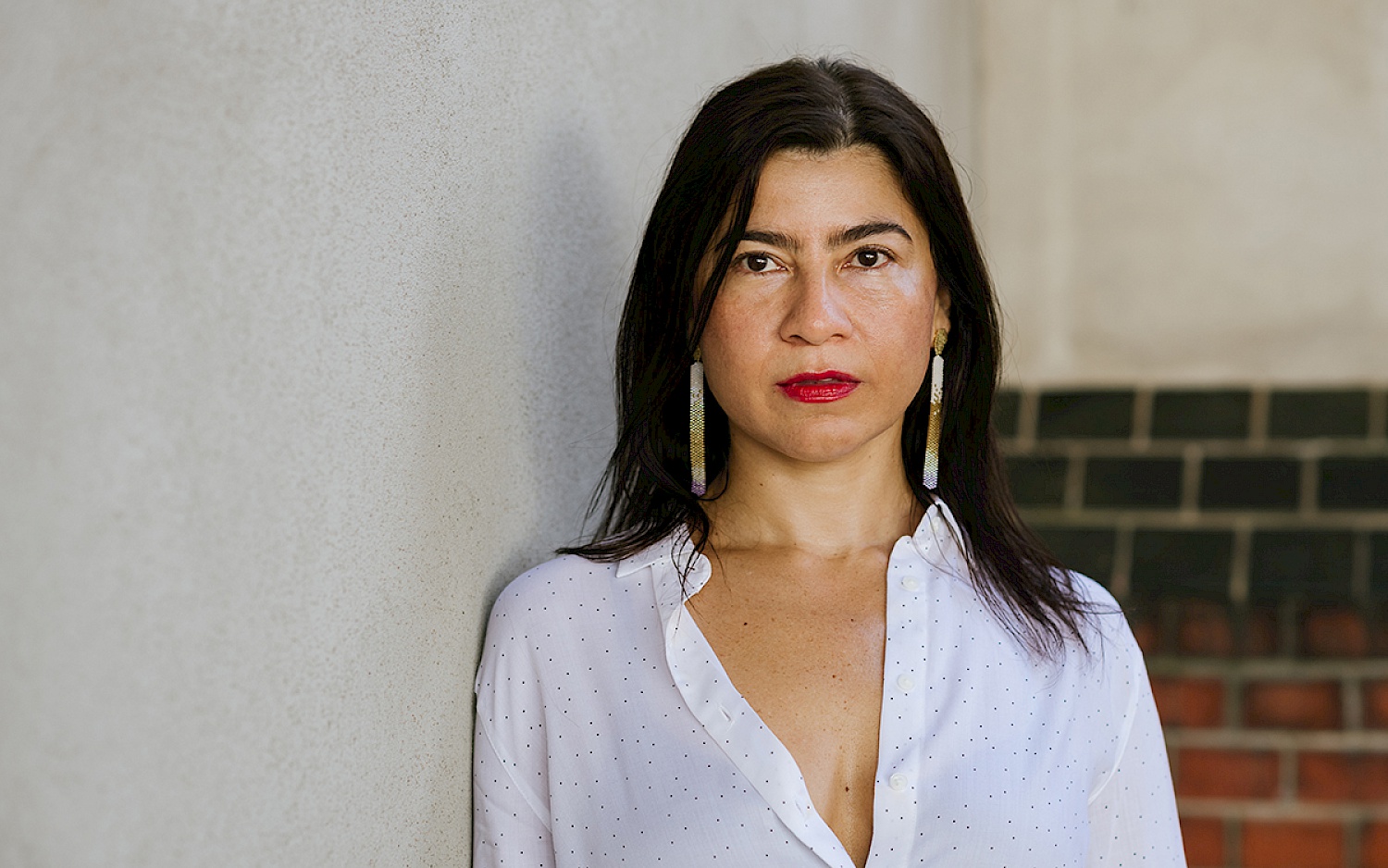 Portrait von Matha Hincapié Charry: sie trägt eine weiße Bluse und roten Lippenstift