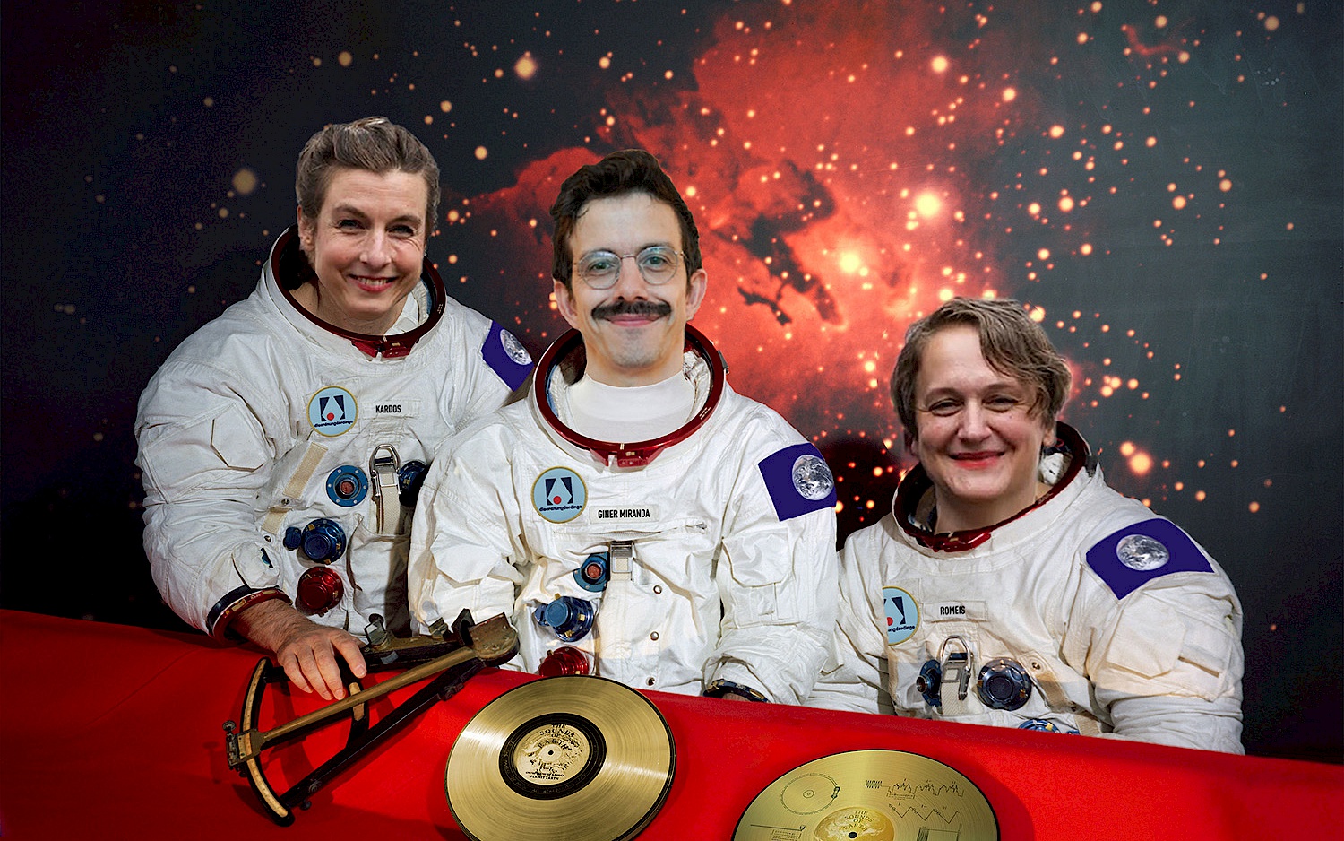 DieOrdnungDerDinge Eine Collage von drei Personen in Weltraumanzügen, die an einem Tisch mit goldenen Gegenständen sitzen. Im Hintergrund das Weltall.