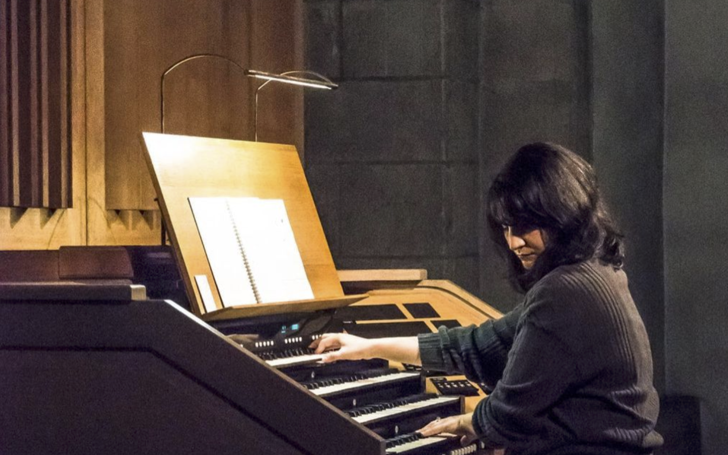 Sarah Davachi is playing the organ.