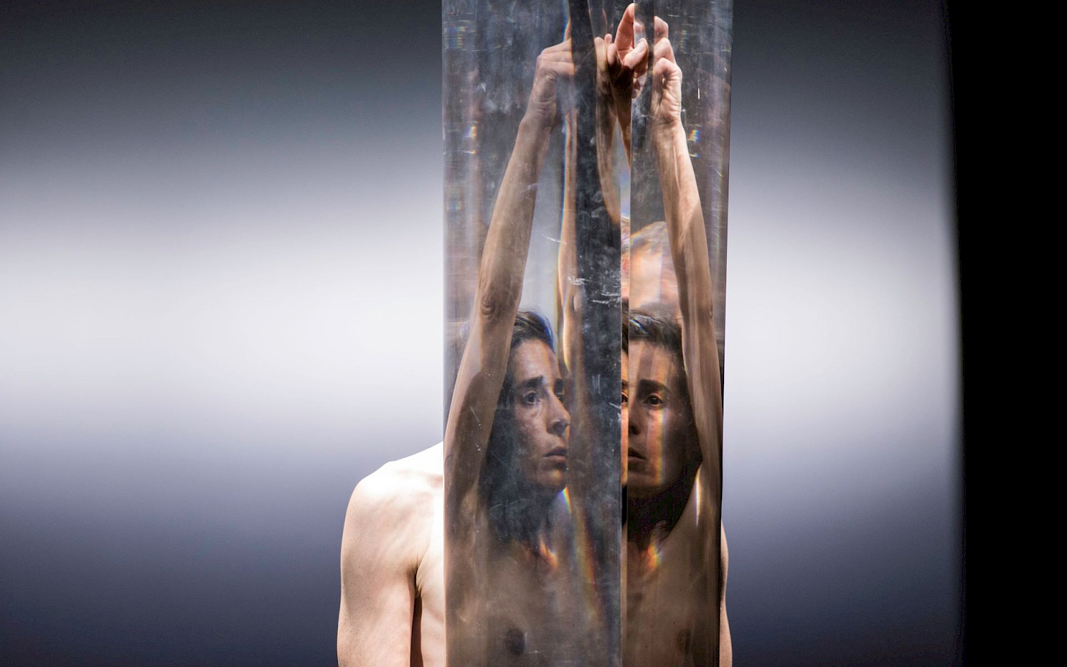 Eine Tänzerin hinter halbtransparenter Folie