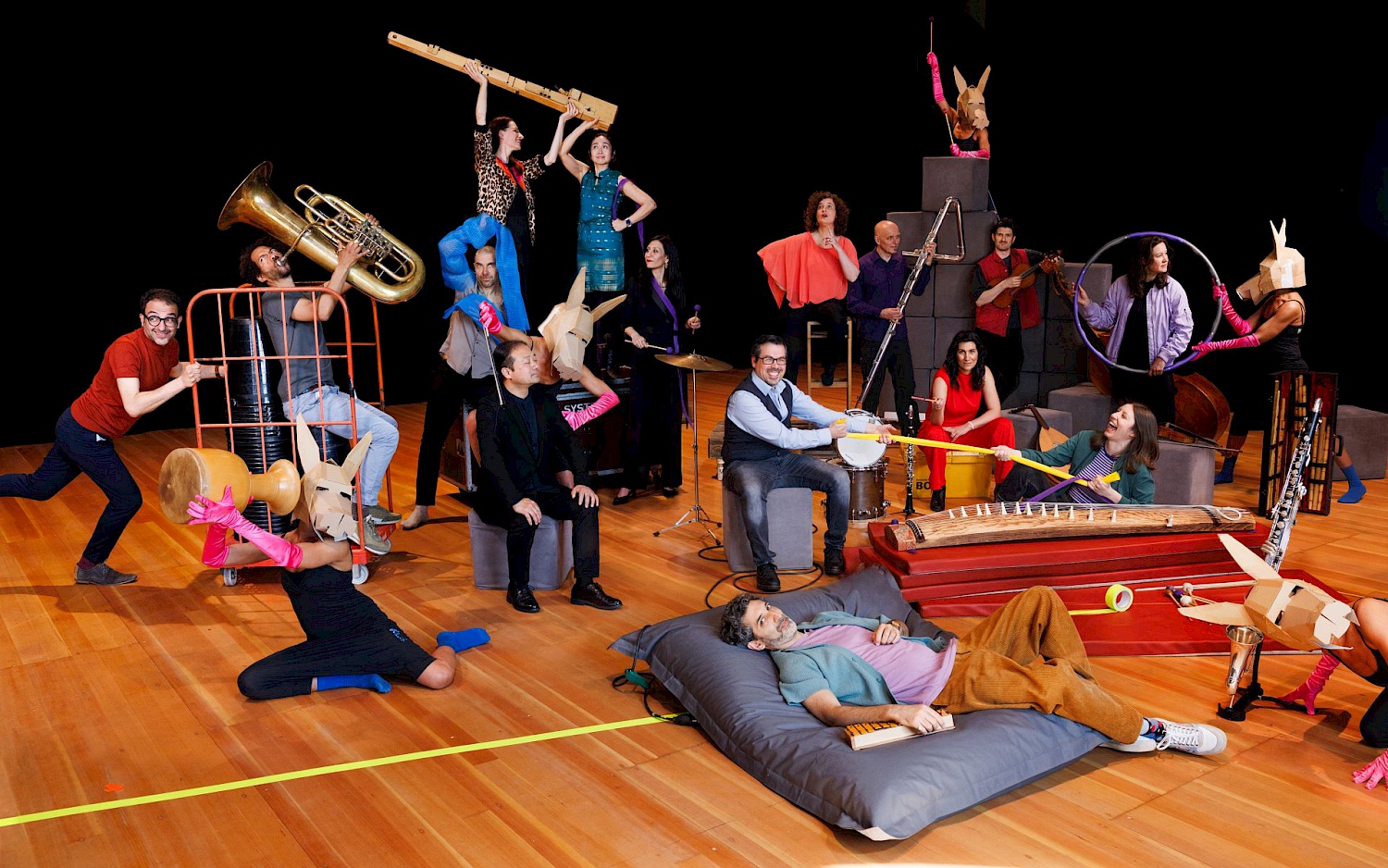 Gruppenfoto des Trickster Orchestra in bunter Kleidung mit diversen Instrumenten.