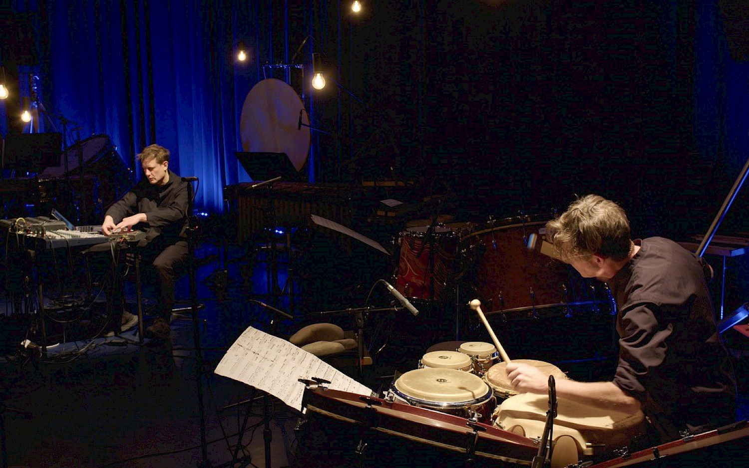 Zwei Musiker an Schlagzeug und Elektronik im Konzert