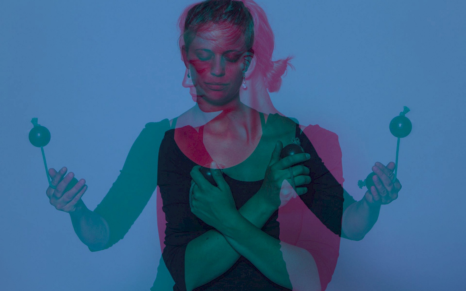 Spiel mit der Belichtung: Verschiedene transparente Bilder von Vanessa Porter liegen übereinander.