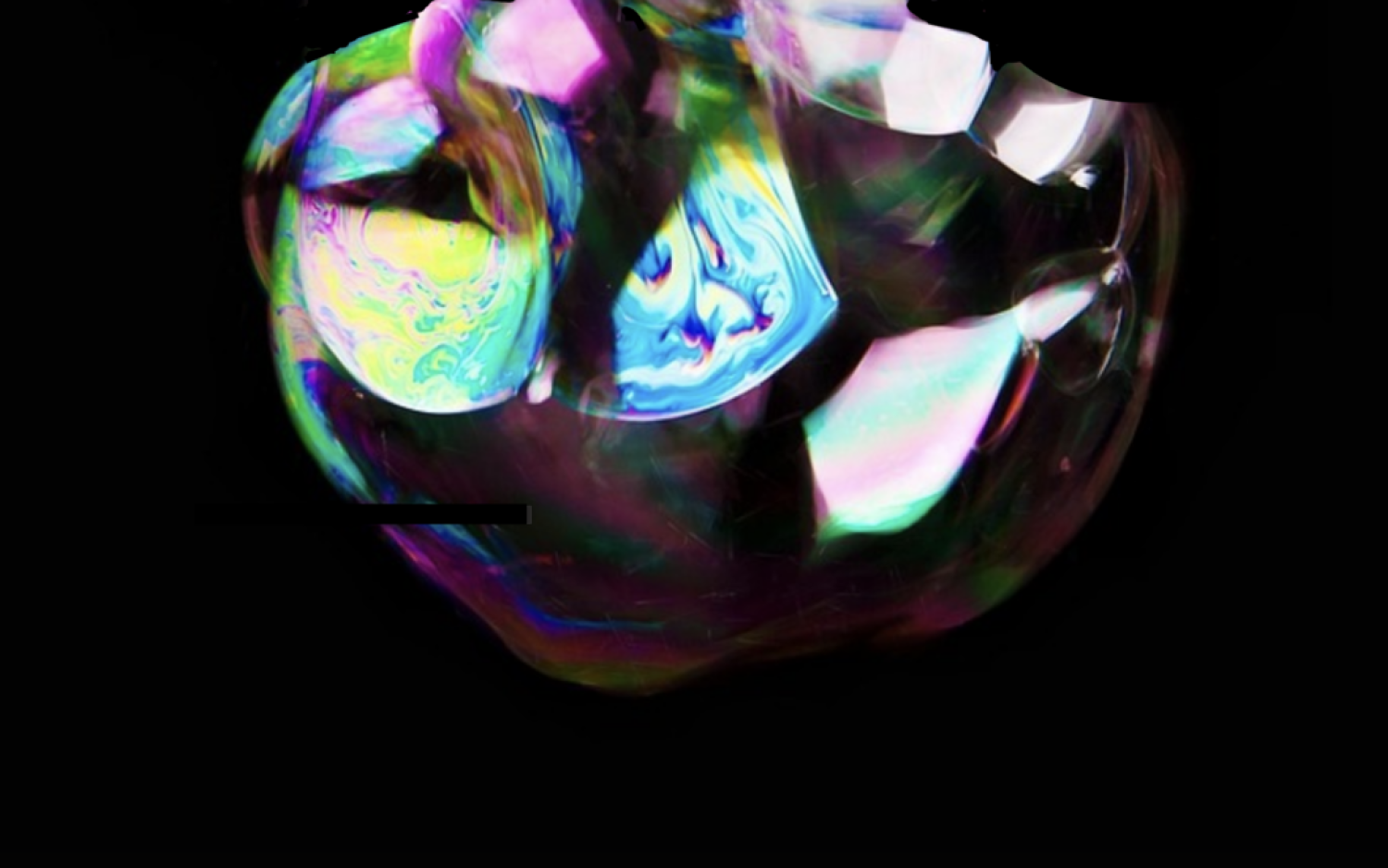 Luxa M. Schüttler Eine schillernde gefaltete Papierkugel schwebt vor schwarzem Hintergrund.