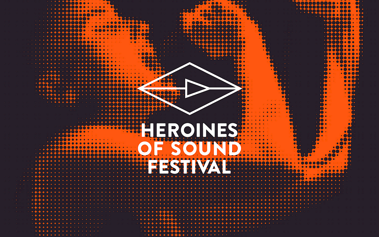 Eine Person singt ausdrucksstark in ein Mikrofon, davor in weißer Schrift der Festivaltitel