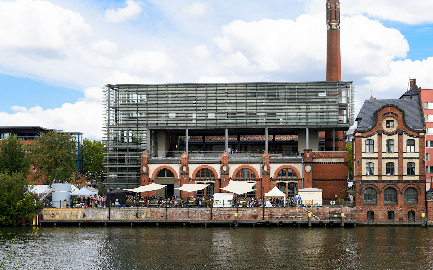 Radialsystem-Gebäude an der Spree und voller Spreeterrasse