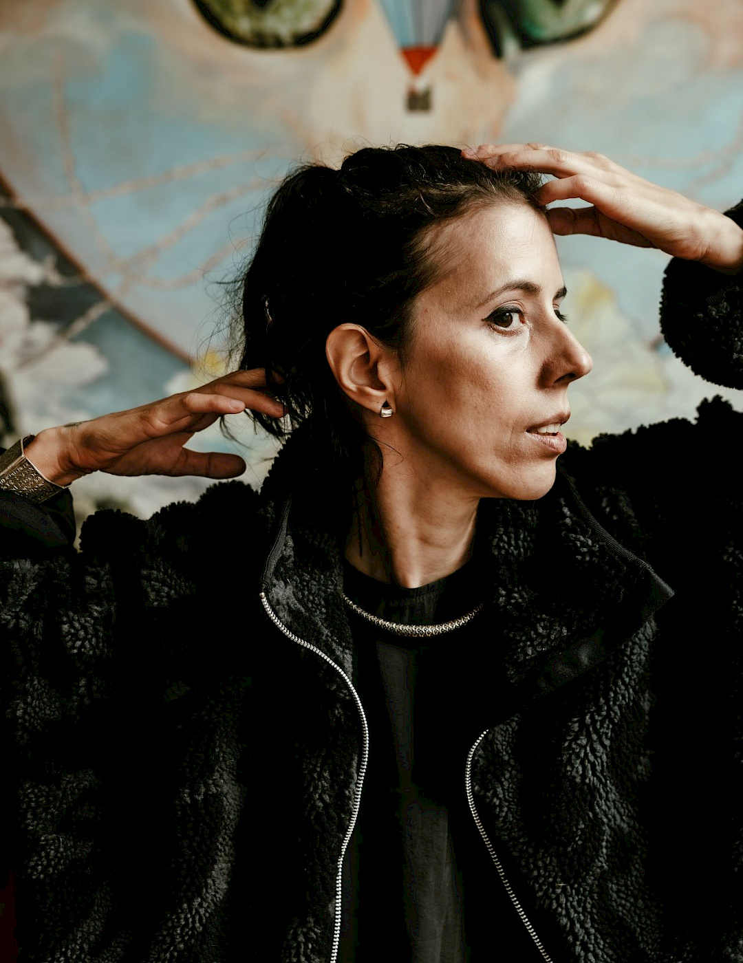 Portraitfoto von Diana Niepce mit seitlich gedrehtem Kopf.