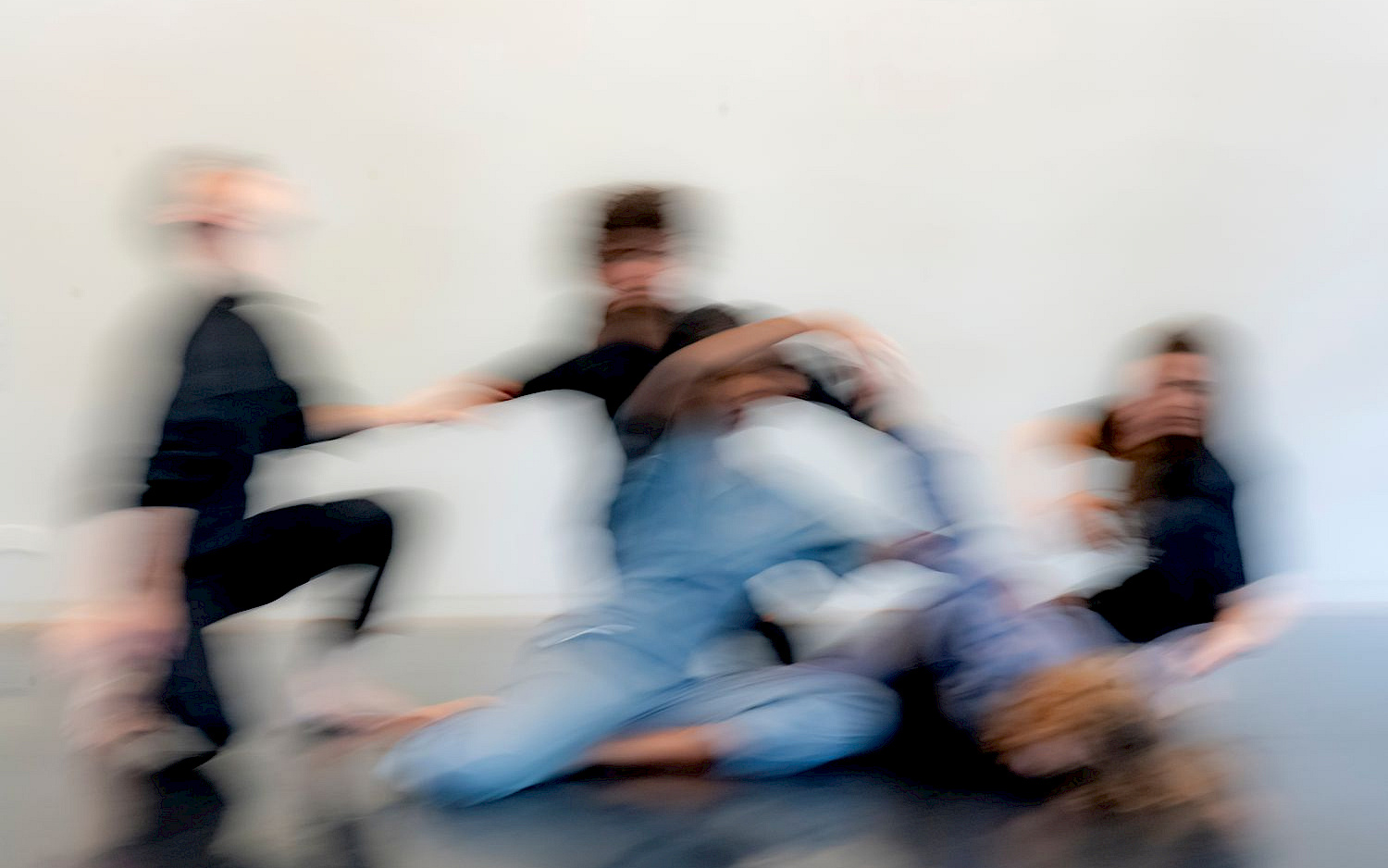 Verschwommenes Bild von 5 Personen, die tanzen.