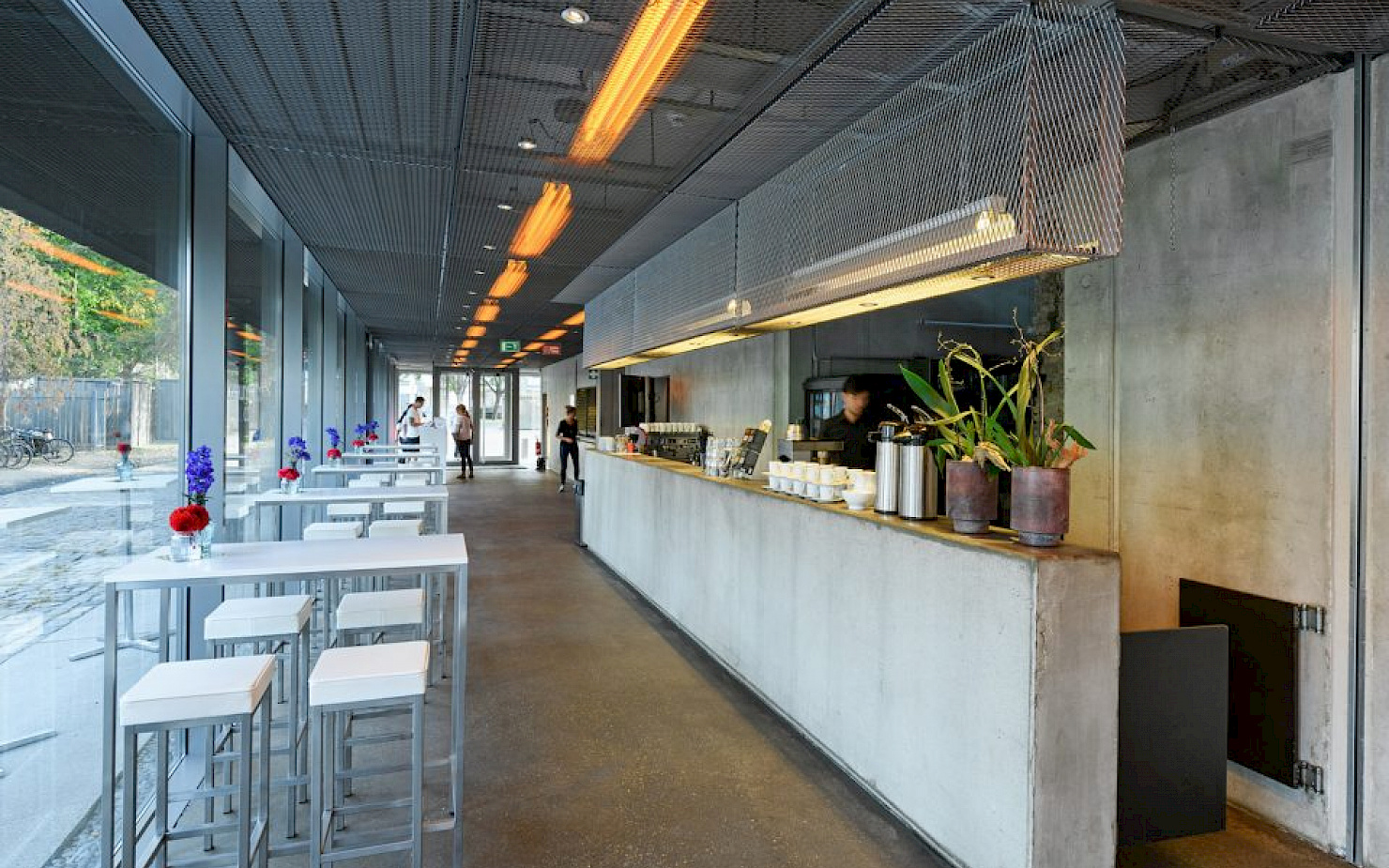 Foyer des Radialsystems mit Stehtischen und geöffneter Bar.