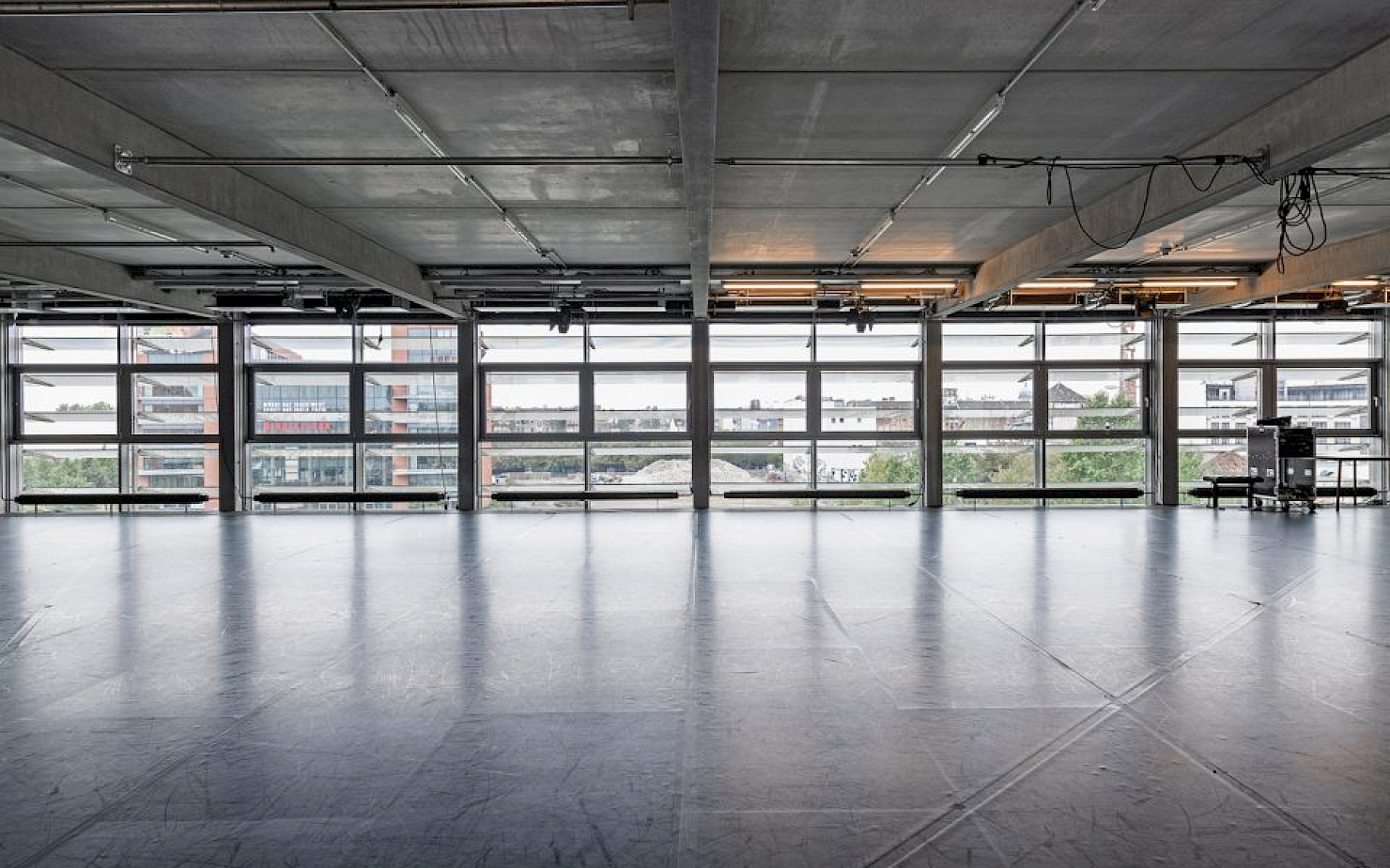 Leeres Studio A mit Fensterfront zur Spreeseite.