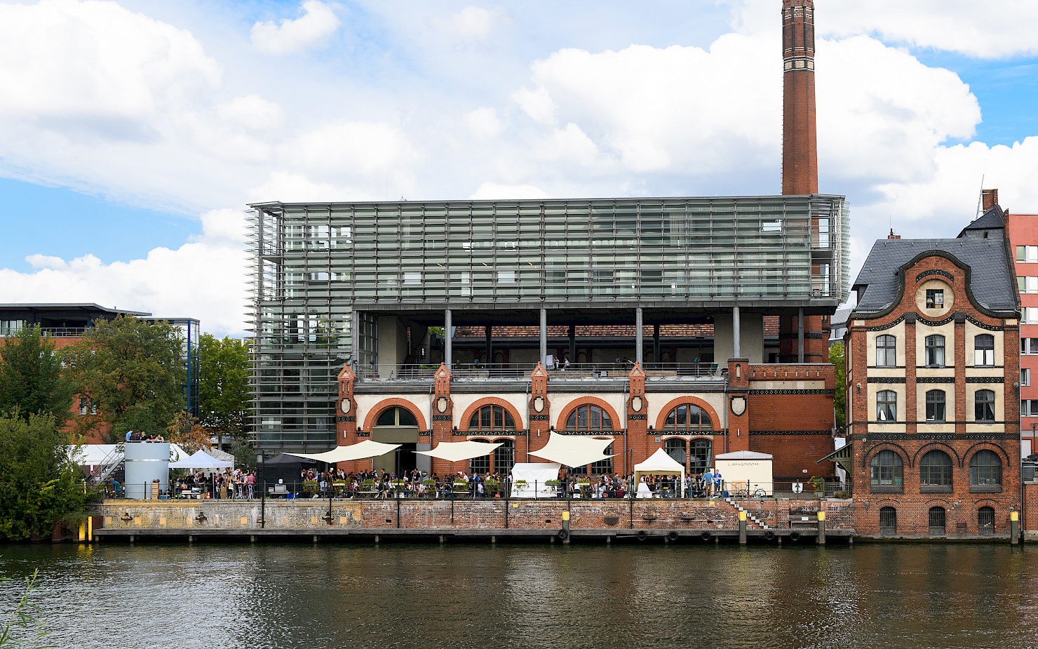 Die Rückseite des Kultur- und Veranstaltungszentrums ‚Radialsystem‘ mit Terrasse und Spree.