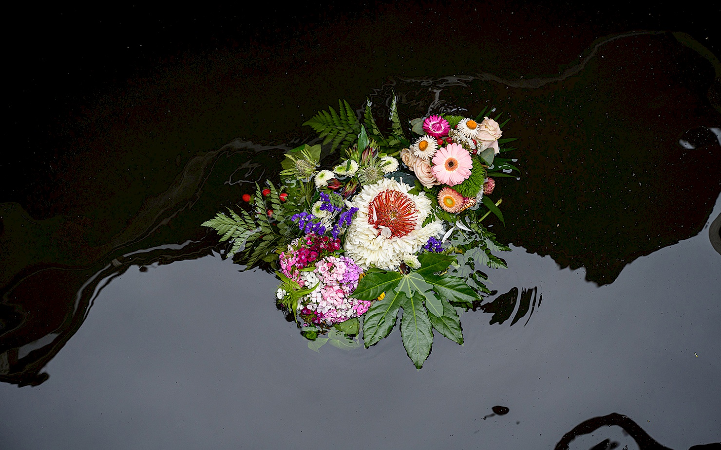 A colorful flower arrangement floats on the Spree.
