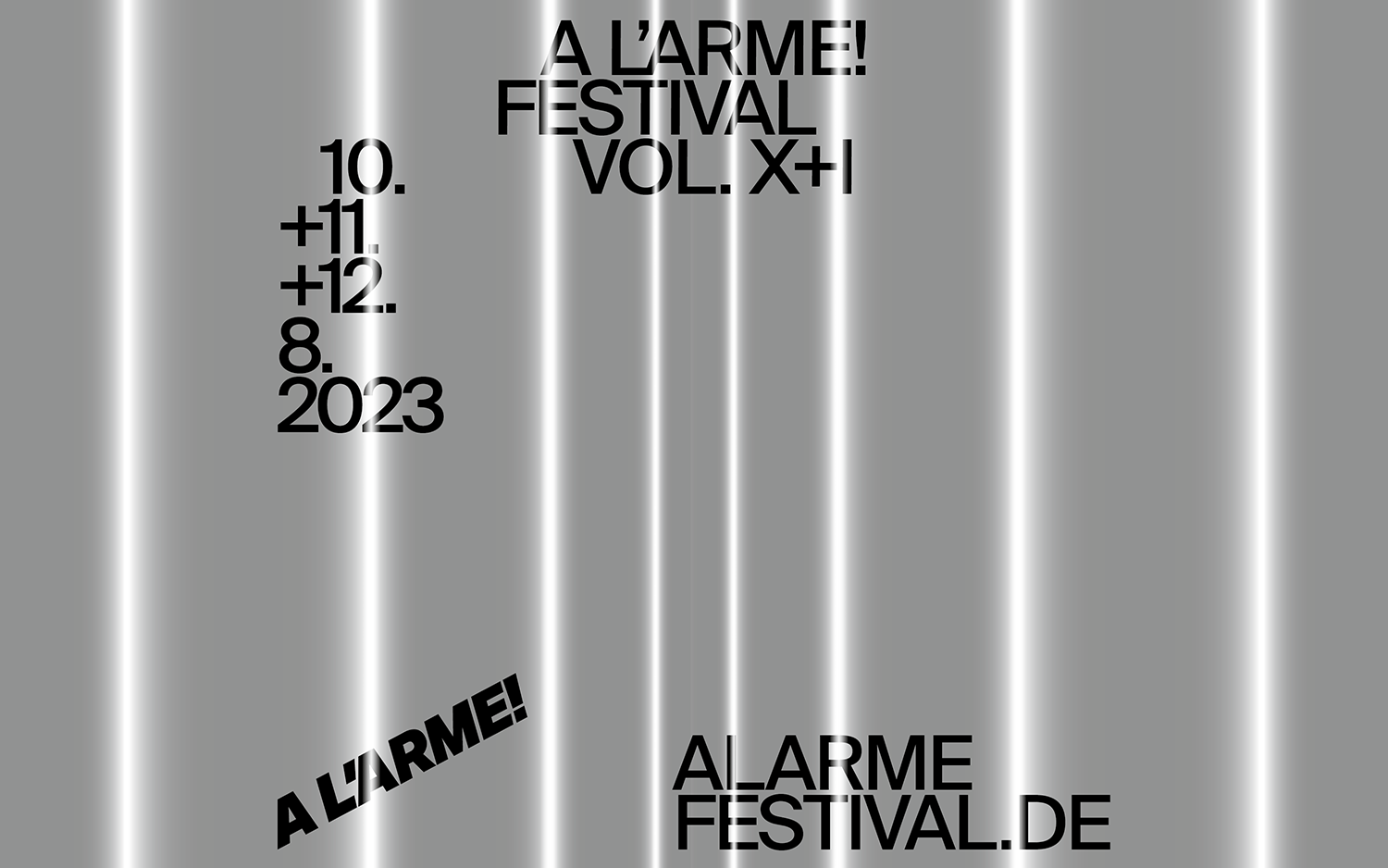Das Visual des Festivals zeigt schwarze Schrift auf grau-weiß gestreiftem Hintergrund