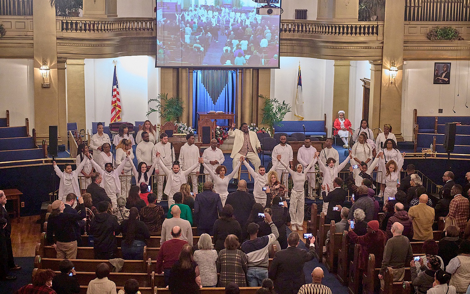 Picture from a concert of the gospel choir with Miri Ben-Ari on the violin in a church.