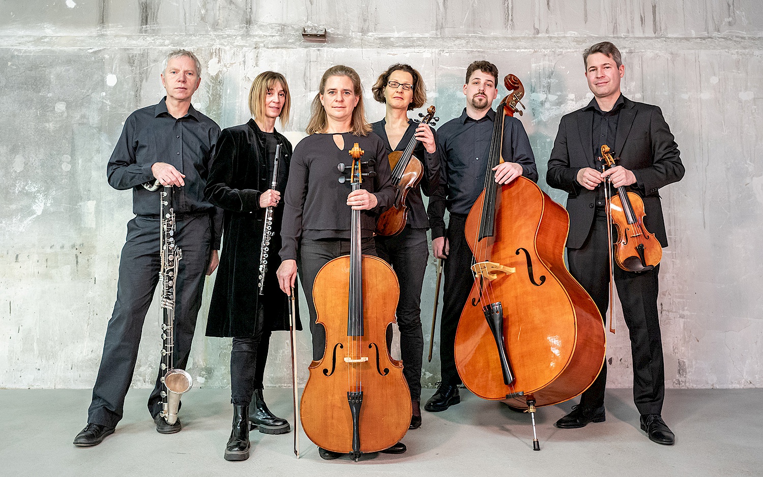 The six musicians of Ensemble KNM Berlin with their instruments in hand.