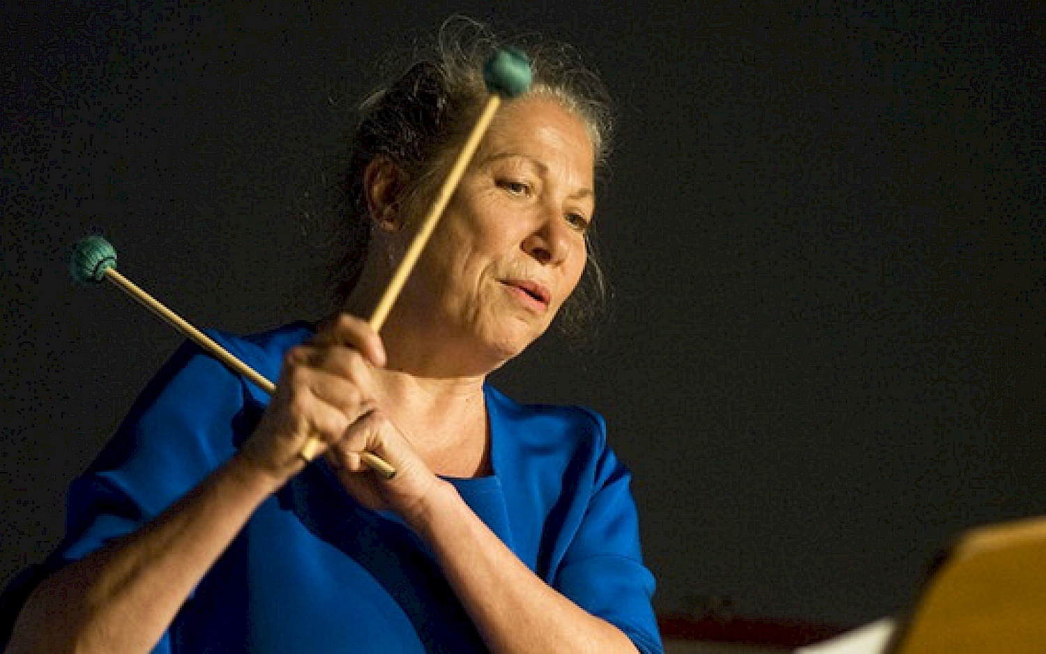 Robyn Schulkowski mit Drumsticks in der Hand
